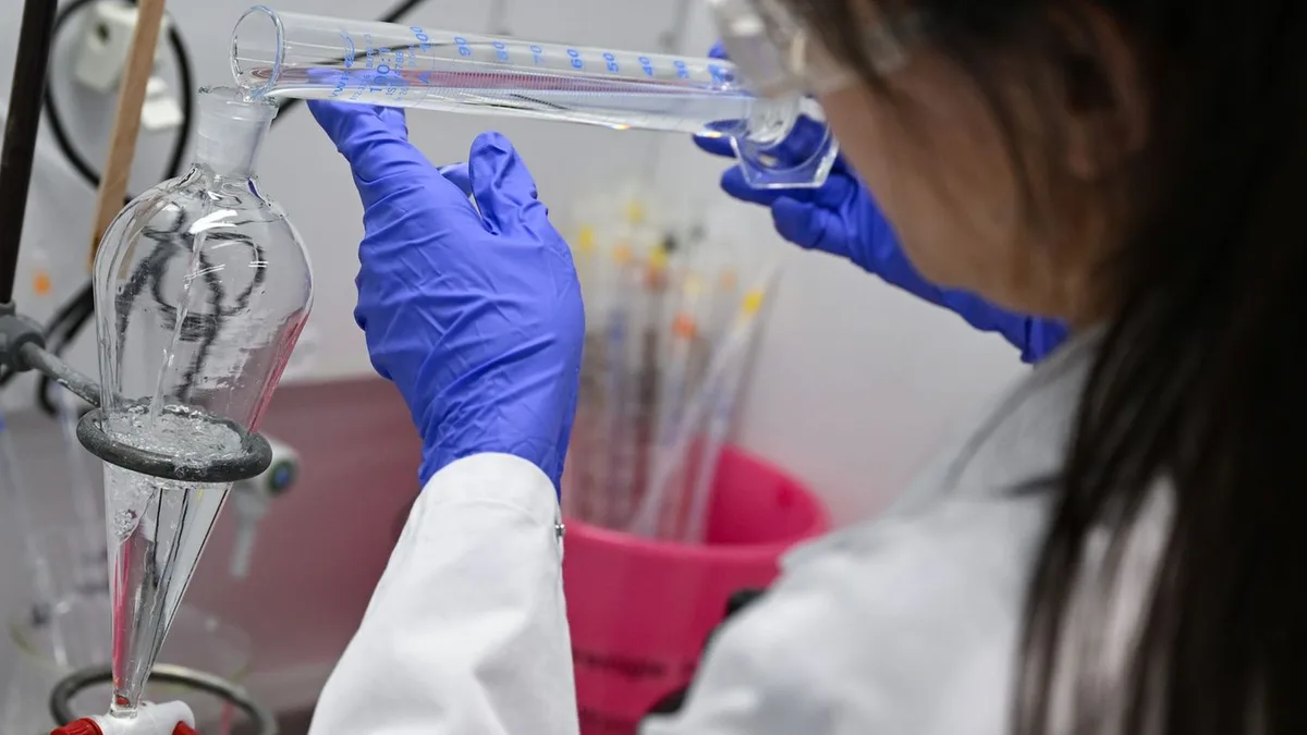 Forschung: Chemie steckt Rekordgelder in Forschung - und fürchtet China