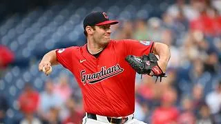 Gavin Williams firma números de postemporada a la altura de Koufax y Gibson