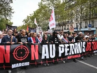 Présomption d’usage des armes : des milliers de manifestants défilent à Paris contre la proposition de loi