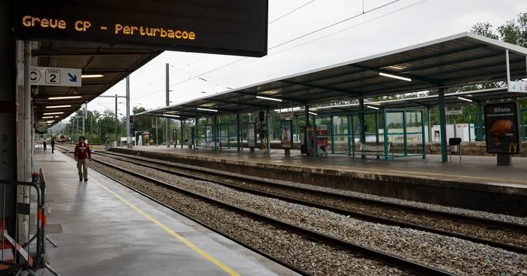 Três feridos, um deles grave, em abalroamento ferroviário