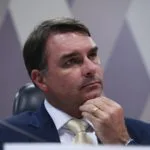 Esquerda acorda para segundo turno, e campanha de Flávio Bolsonaro acende alerta