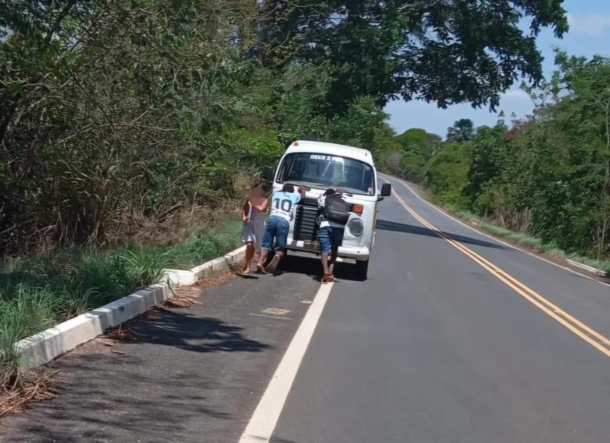 Transporte escolar quebra e alunos empurram veículo para chegar à escola no Tocantins