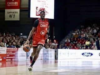 « Être une équipe défensive avant tout » : Mohamed Diarra satisfait par la solidité de Cholet Basket contre Pau