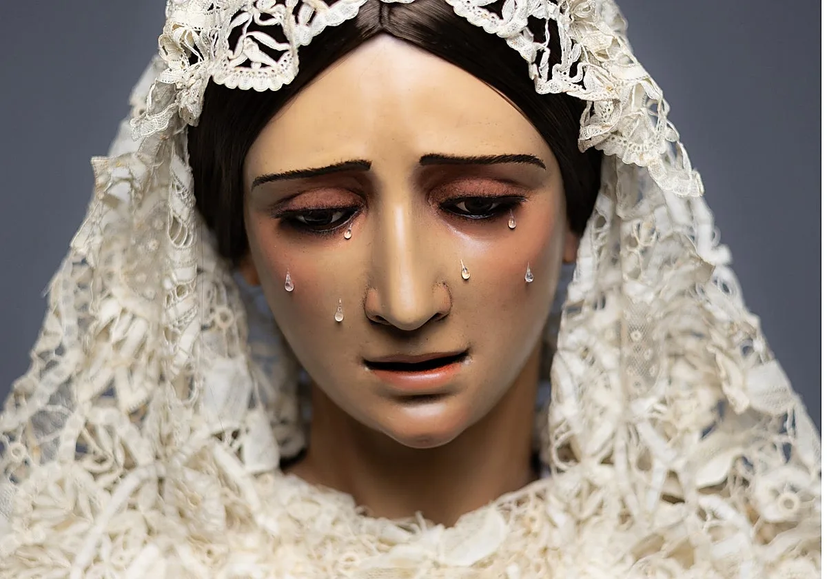 La Virgen de los Desamparados de Alcosa regresa al culto tras la restauración de Darío Ojeda