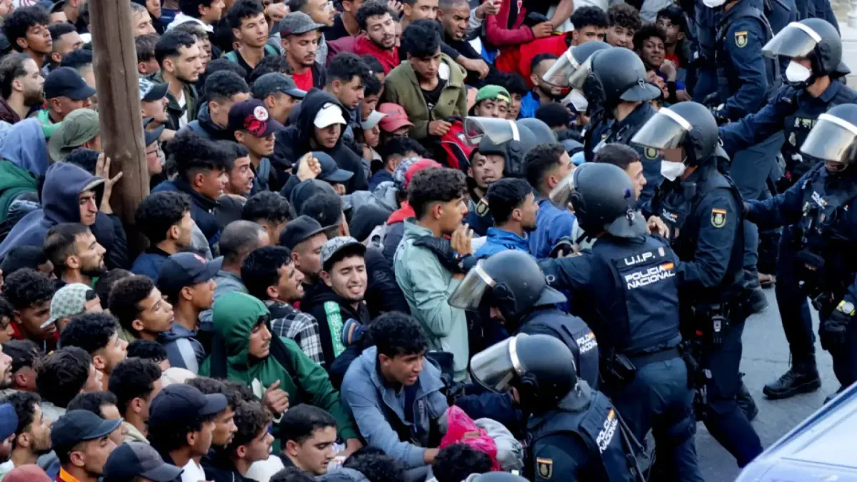 Carreras, disparos al aire y escenas de tensión: así ha sido el traslado de 3.000 migrantes de las playas al puerto de Ceuta