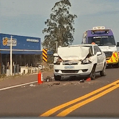 Fluxo intenso causa acidente entre caminhão e carro na BR-163