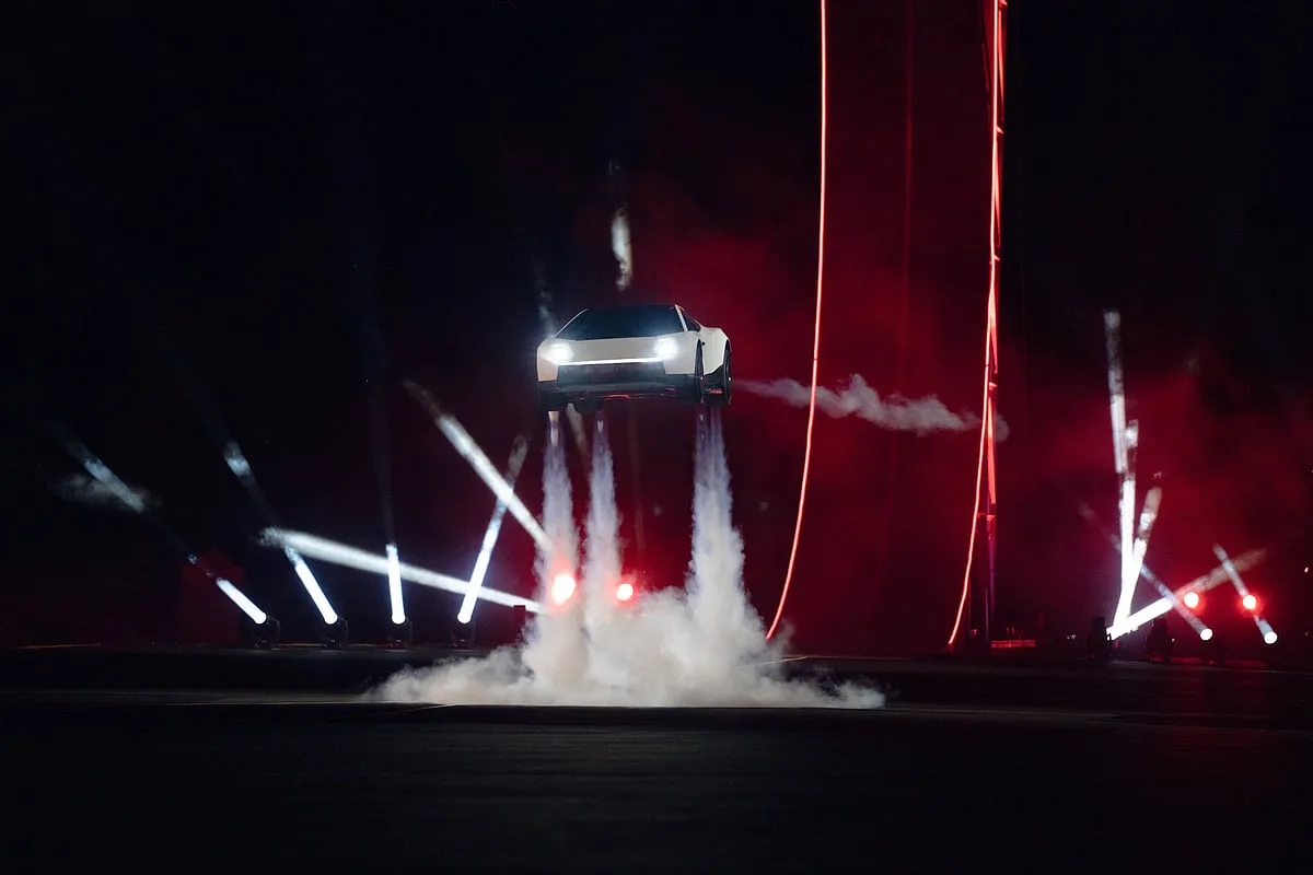 Elon Musk apresenta o novo Tesla Roadster, um carro "capaz de voar"
