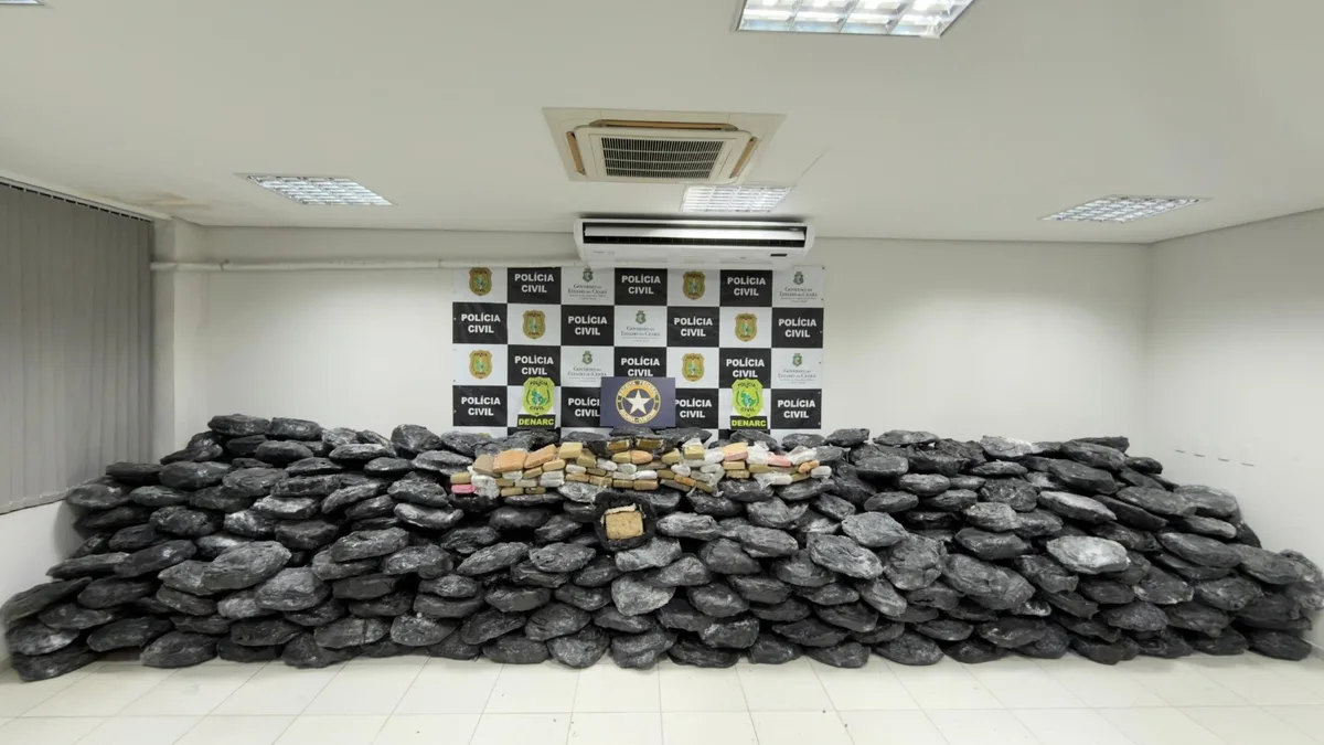Polícia apreende 700 kg de drogas escondidos em materiais destinados à reciclagem em Fortaleza