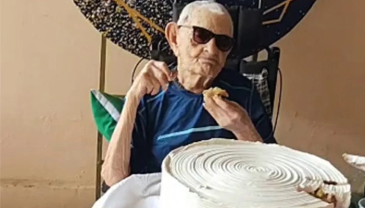 Brasileiro de 114 anos, o homem mais velho do mundo, celebra aniversário com o 2º mais velho