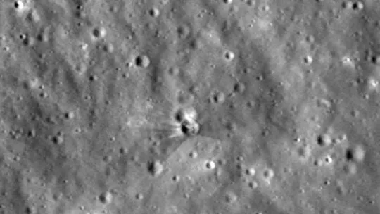 La NASA localizó el lugar de la Luna dónde impactó el fragmento desprendido del cohete Falcon 9 de SpaceX