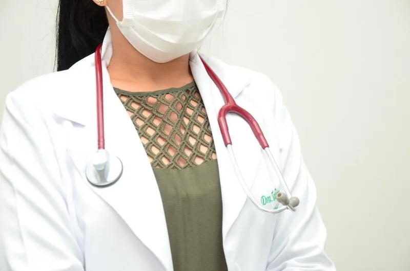 Médicos relatam pagamentos incompletos após prazo anunciado pela Sesau; Secretaria nega
