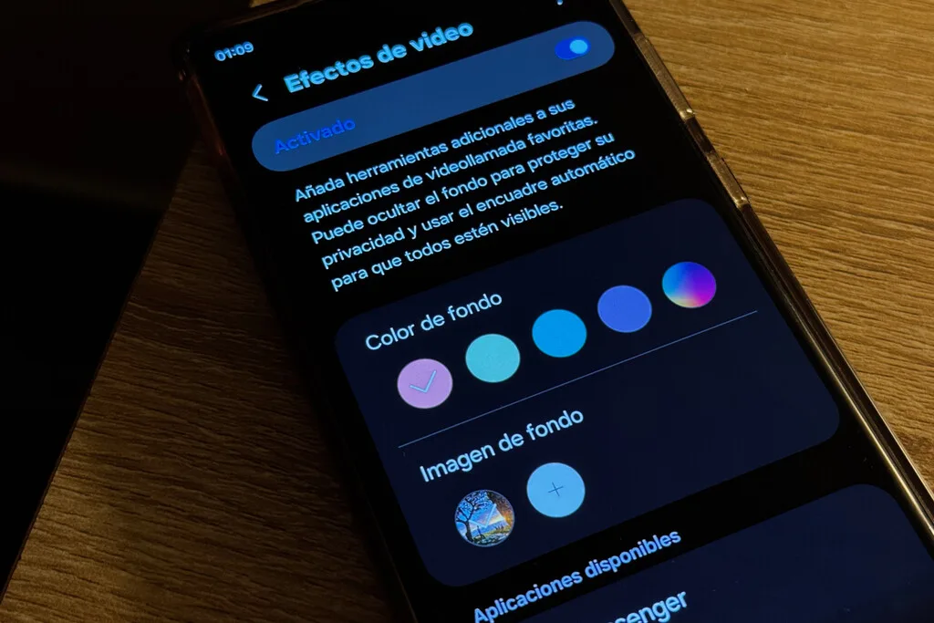 No importa qué app uses para videollamadas: tu Samsung puede cambiar el fondo desde One UI