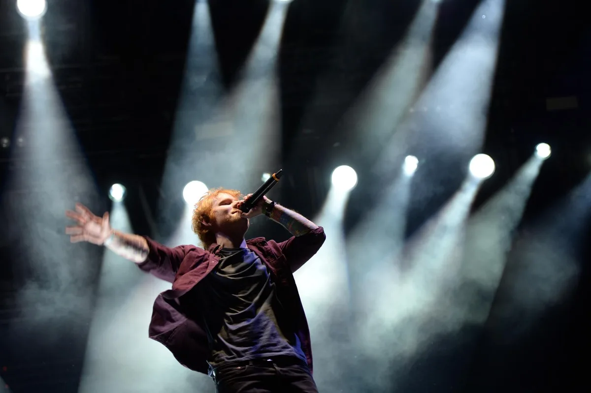 Macklemore dona un millón de dólares de su gira con Ed Sheeran en apoyo a Palestina