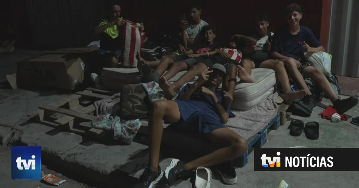 Centenas de migrantes transferidos das praias de Ceuta para centros de acolhimento improvisados