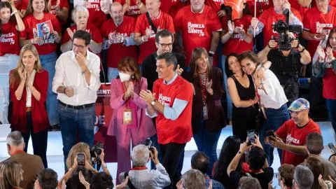 Sánchez pone al PSOE en pie de guerra contra el PP de la "motosierra" con la izquierda partida en dos