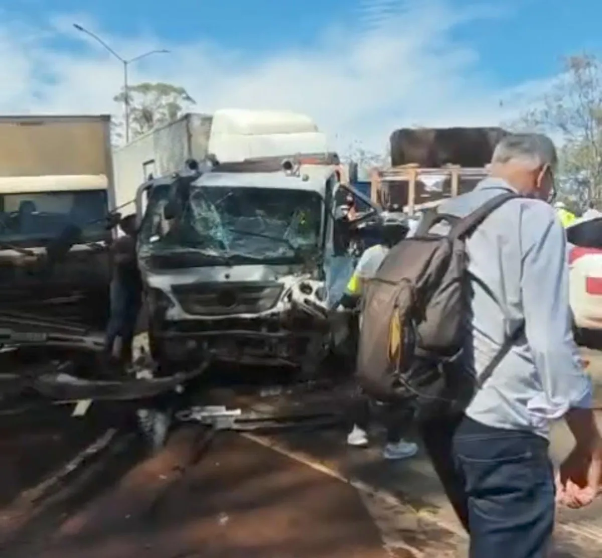 Engavetamento envolve mais de 20 veículos e fecha rodovia em BH