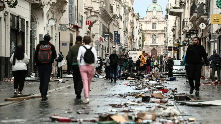 "Des centaines" de commerces attaqués: plus de 30.000 pilleurs dénombrés à Marseille lors des manifestations du 17 octobre