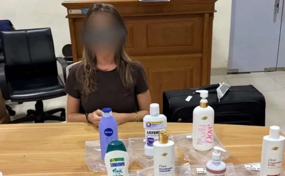 Paranaense é presa na Indonésia com cocaína em embalagens de shampoo; pena pode ser de prisão perpétua