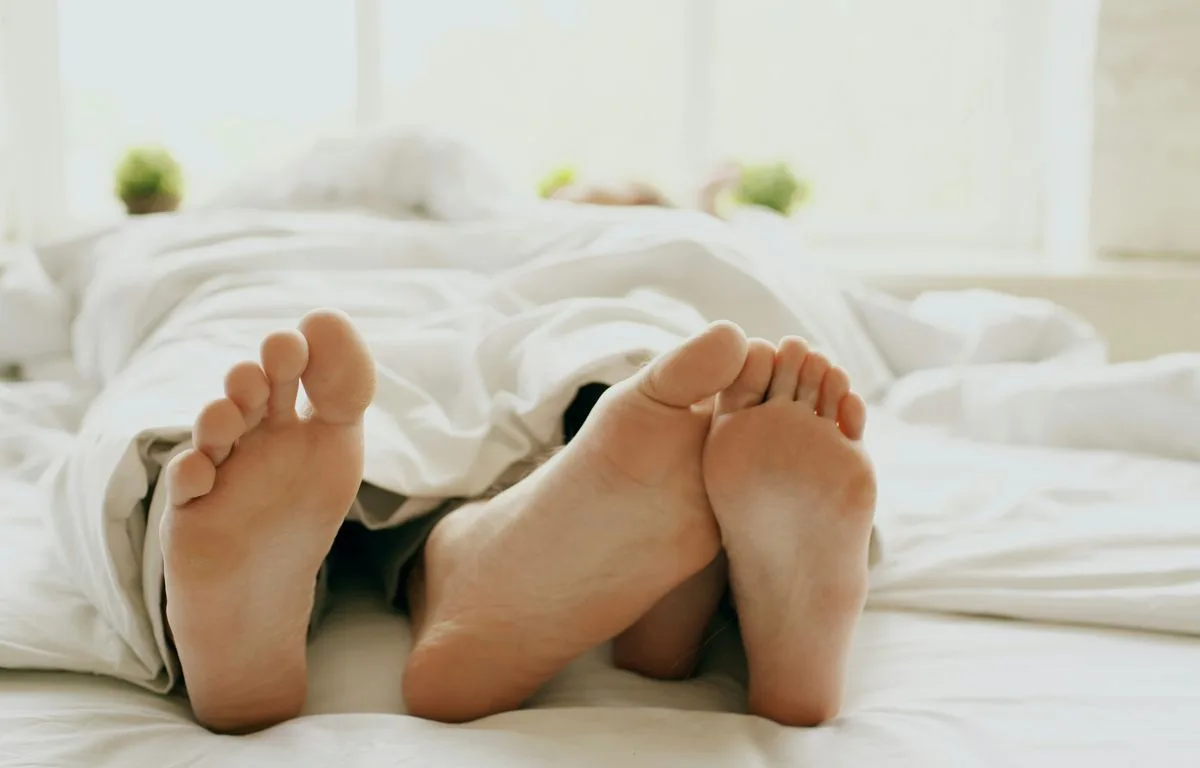 « Ça ne nous empêche pas de faire un câlin »… Quand les chambres séparées sauvent les couples