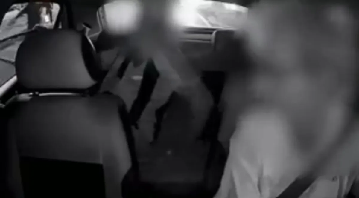 VÍDEO: torcedor tem celular furtado dentro de carro de aplicativo em BH