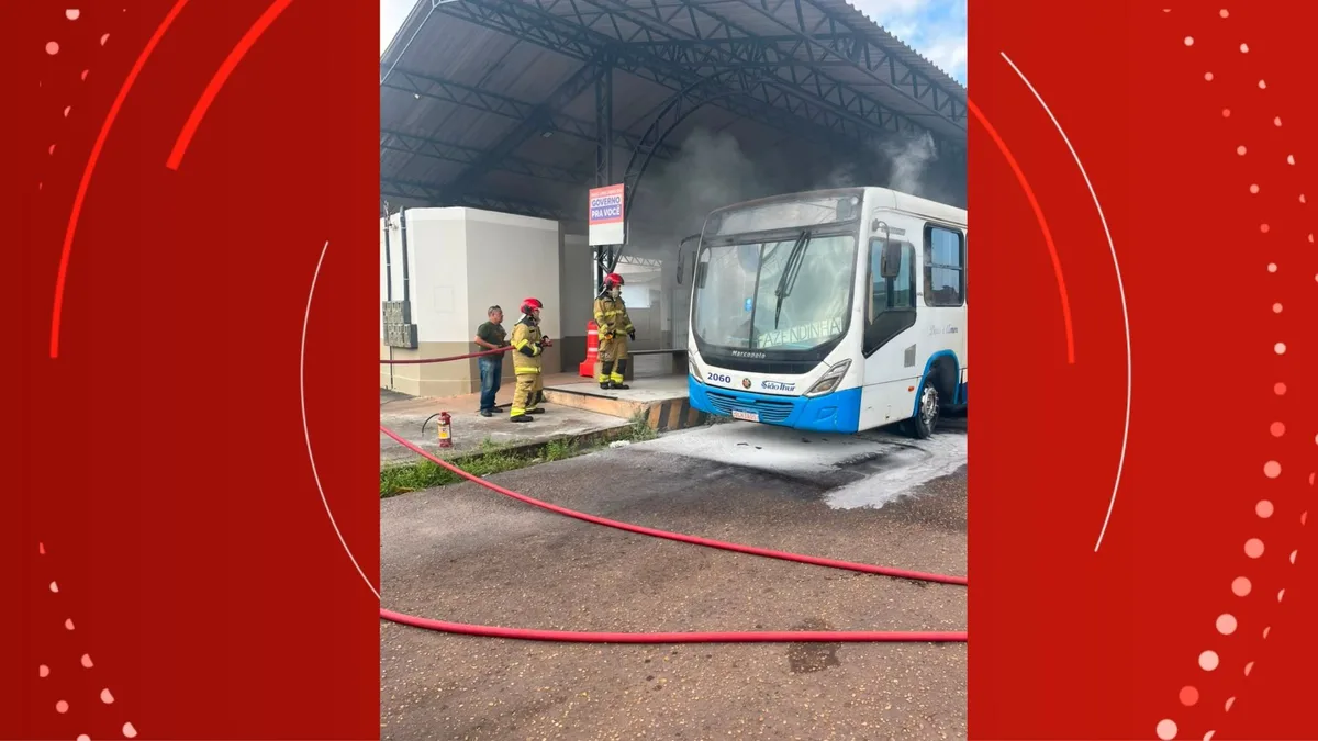 Ônibus parado pega fogo em terminal de Santana, no Amapá