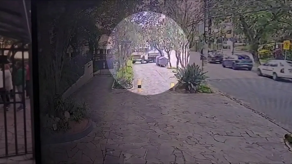 Caminhão perde o controle, derruba muro e invade pátio de prédio em Porto Alegre; VÍDEO