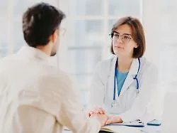 Kommunikation als Medizin: Wortwahl des Arztes kann Heilungschancen verbessern - oder verschlechtern