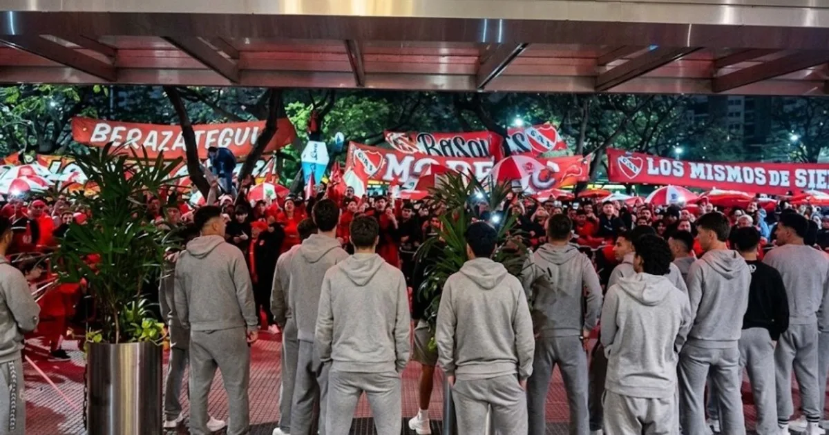 Banderazo de los hinchas de Independiente antes del clásico con Racing y un mensaje contundente para el plantel