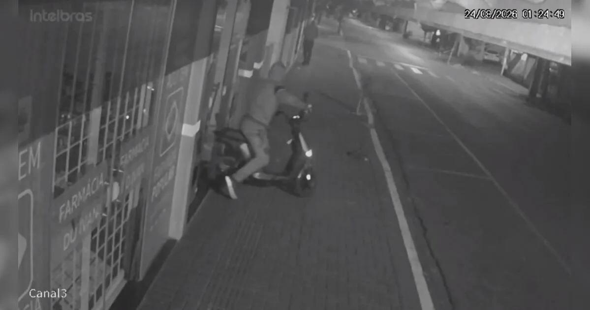 Vídeo mostra trio furtando moto elétrica, carne e chocolate de restaurante em Marilândia