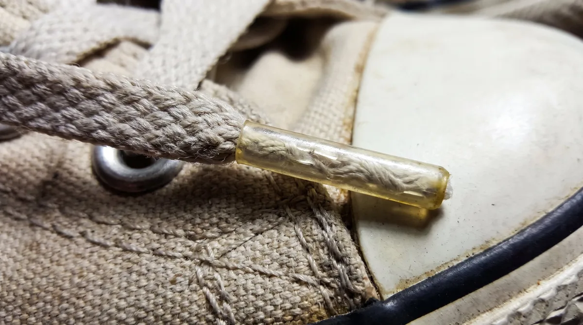 Para qué sirve la punta de plástico en los cordones