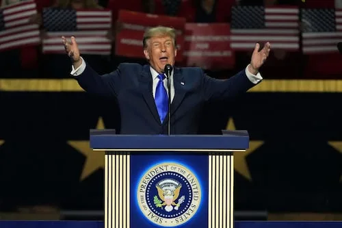Trump promete 5 mil dólares a los ciudadanos si republicanos ganan elecciones en noviembre; cuestionan viabilidad... y legalidad