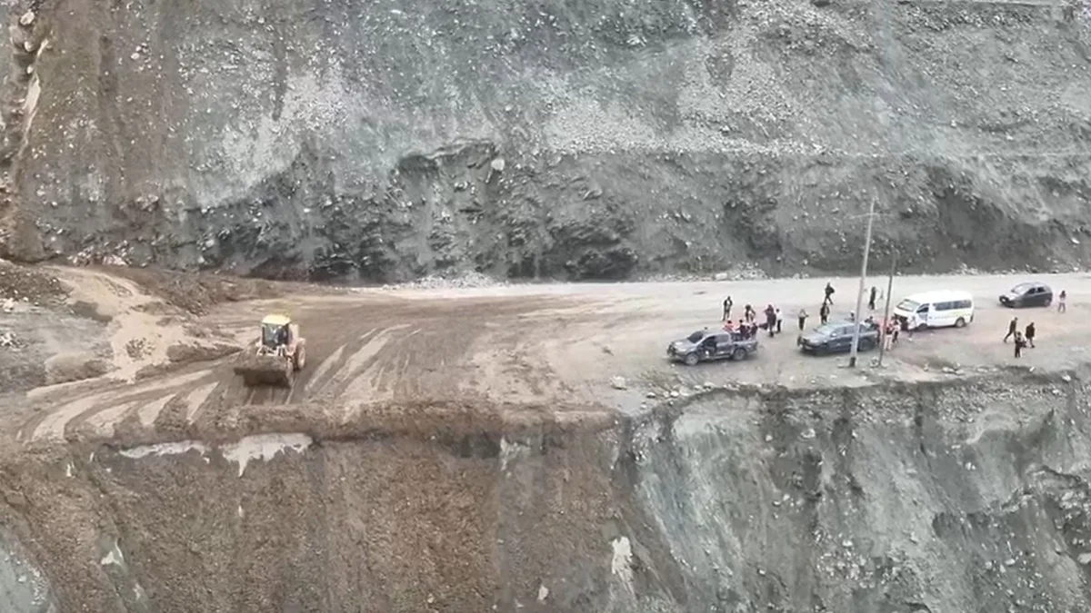 Emergencia en Arequipa por huaicos en la Panamericana Sur: camiones, autos y buses llevan días varados en la zona
