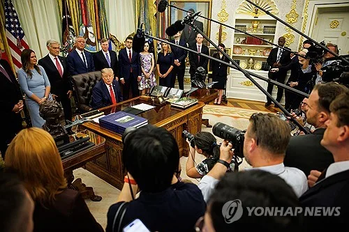 백악관 출입금지 위헌소송·취재 보이콧…트럼프 "3류 광대들"(종합2보)