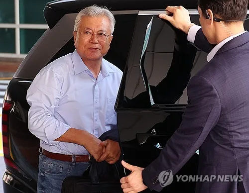 문재인 전 대통령, 8박9일 몽골 방문차 김해공항 출국