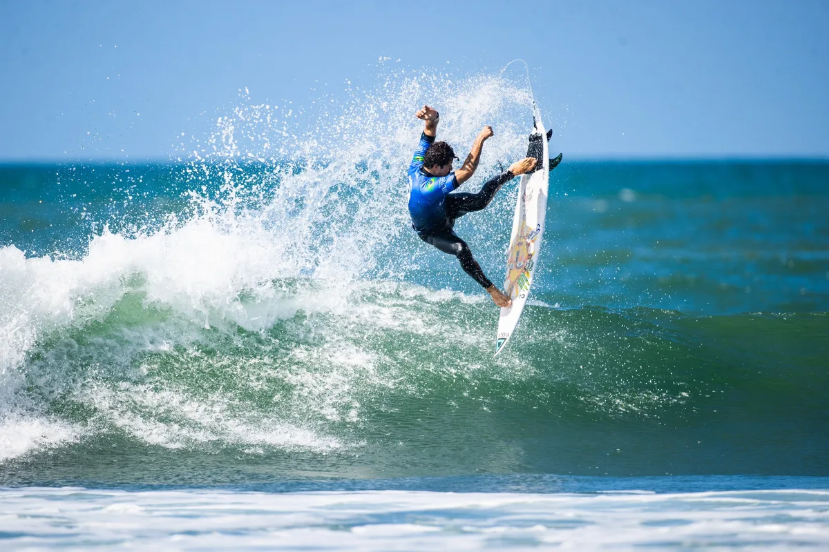 Yago Dora vence australiano de virada e vai à semifinal da etapa de Trestles da WSL