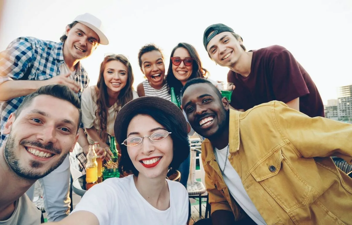 Le cul entre deux chaises… Qui sont les Zillennials, pas Millennials et pas de la Gen Z non plus ?