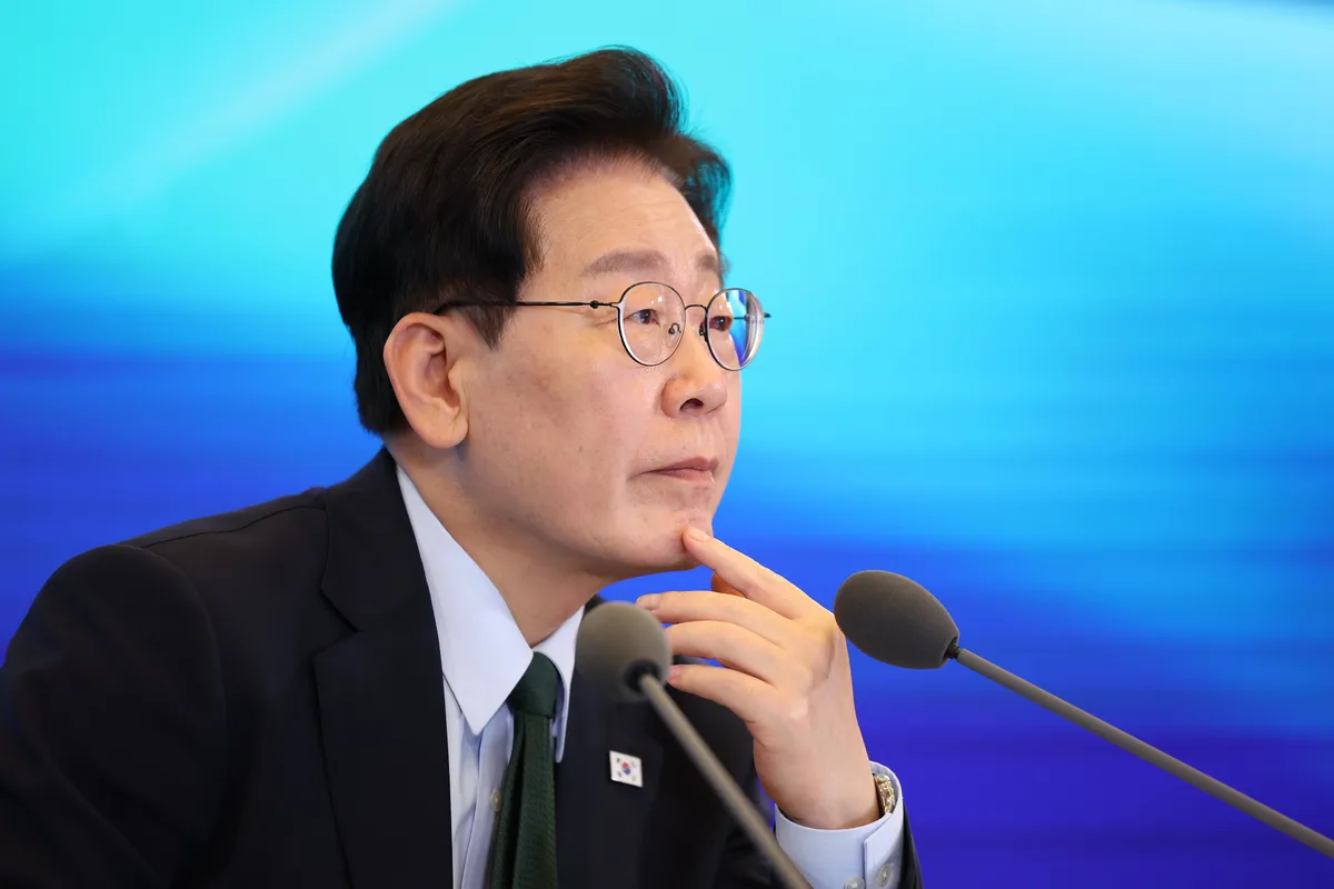 靑 “李대통령, 가족과 골프...대구 붕괴사고 보고받고 현장서 지시"