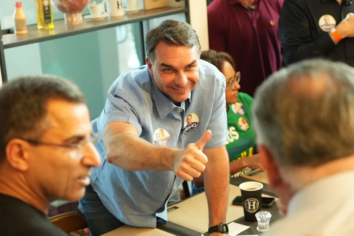 Flávio Bolsonaro dá até dezembro para CV e PCC deixarem o Brasil