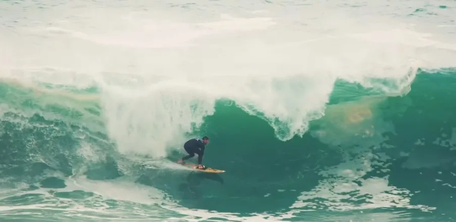 No dia do aniversário, Lucas Chumbo é campeão do Itacoatiara Big Wave ao lado de Pedro Scooby