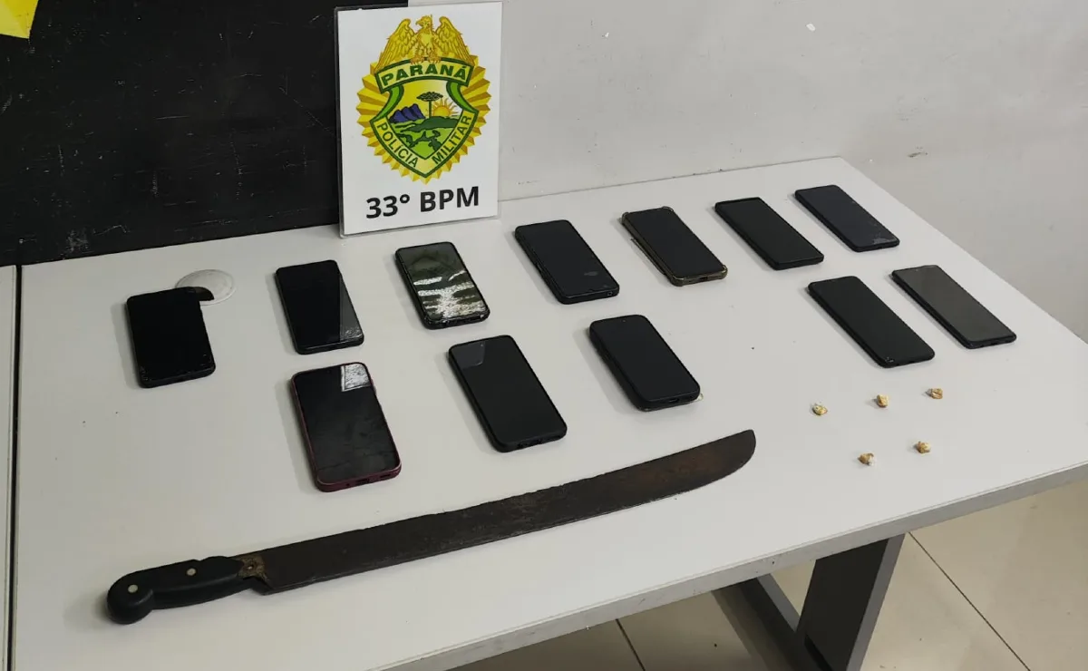 Dois suspeitos são presos com 12 celulares, facão e drogas após roubarem trabalhadores no Centro de Curitiba