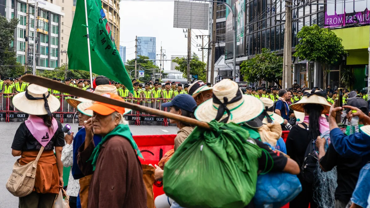 "S'il vous plaît, ne nous rendez pas encore plus pauvres": en marge de la réunion du FMI à Bangkok, des manifestants rejettent les appels à l'austérité