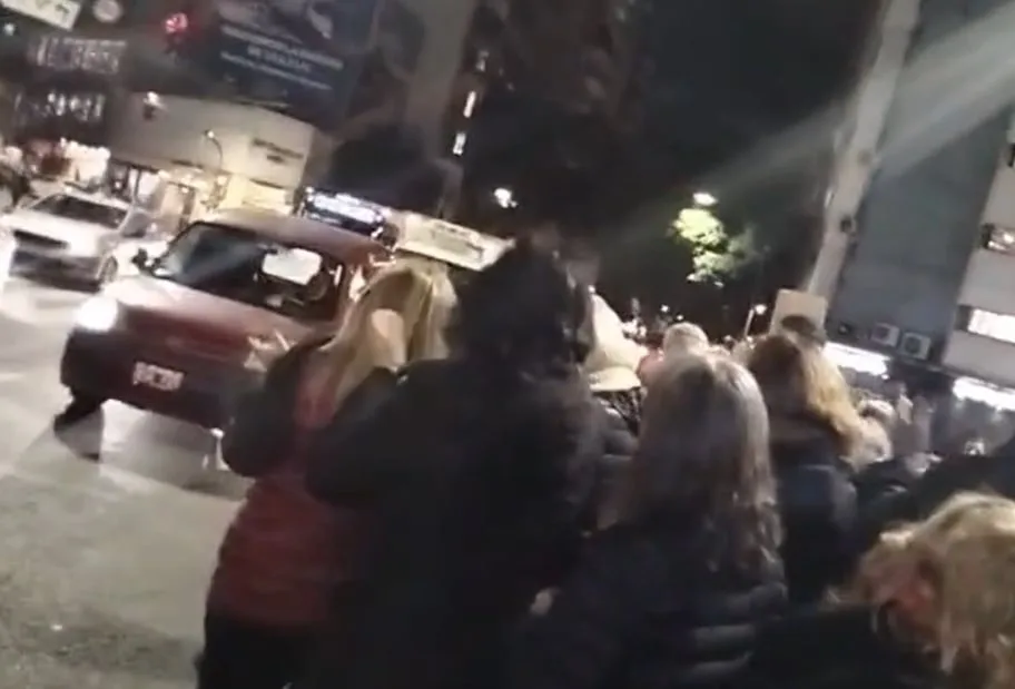 Vecinos de Almagro y Villa Crespo se autoconvocaron para exigir soluciones por los cortes de luz