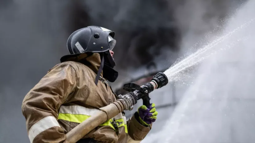 В Перми на площади 2,1 тысячи квадратных метров загорелся производственный объект