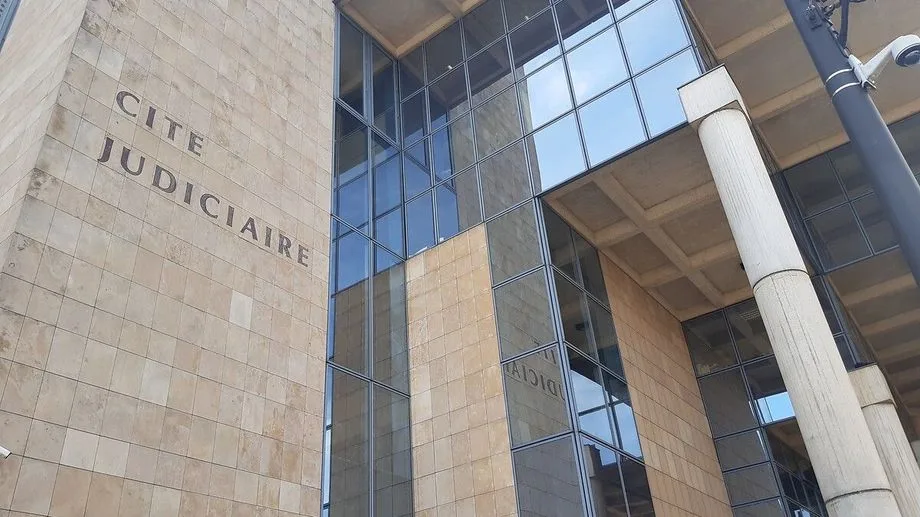 Un militant d'extrême-droite condamné à 15 mois de prison ferme après avoir roué de coups l'amant de sa femme, en Sarthe