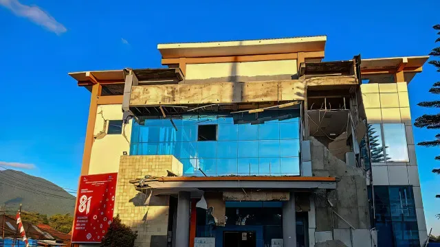 Fortes réplicas atingem ilha indonésia cinco dias após sismo de 7,7