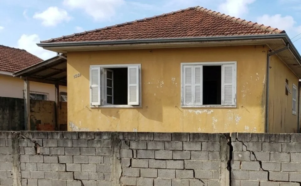 Morador aproveita muro construído pelo vizinho para ganhar espaço no quintal, mas estrutura cede e área precisa ser refeita