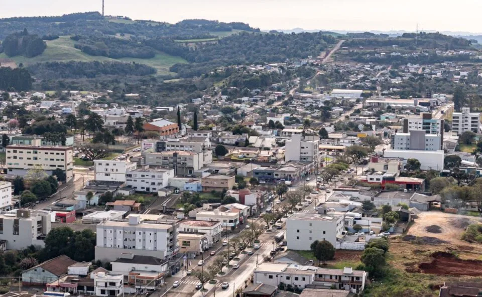 Defesa Civil envia mais de 10 mil telhas para cidades do Paraná atingidas por temporais; 79 municípios são afetados