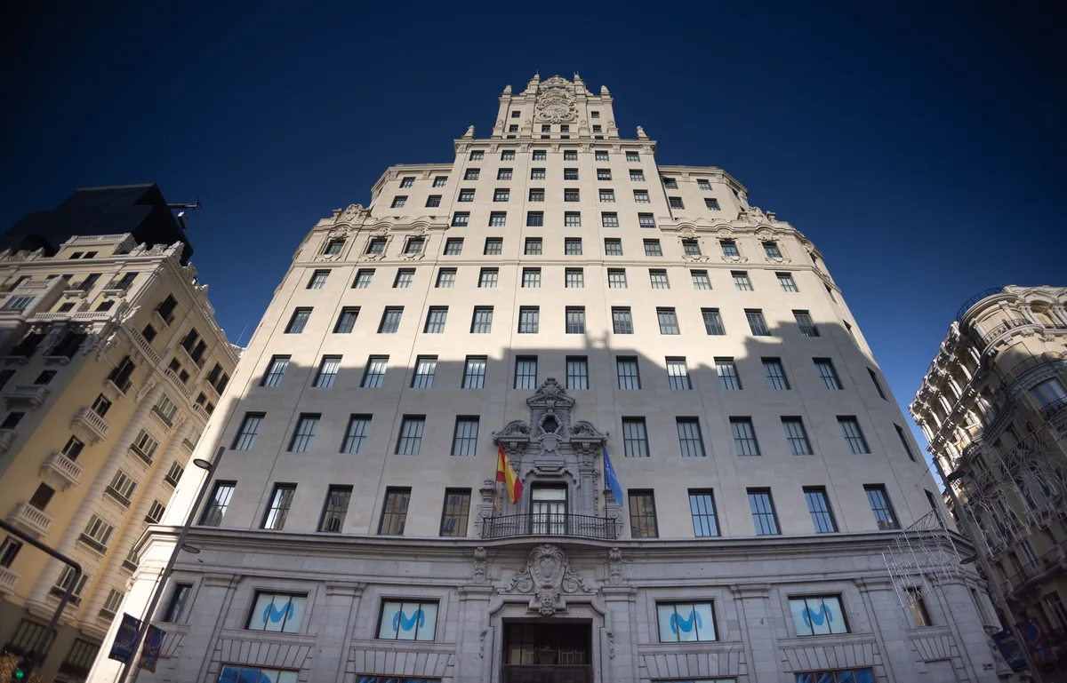 Telefónica cierra la venta de su histórica sede en Gran Vía a Tomás Olivo por 200 millones