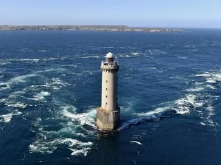 « Il n’y en a aucun autre comme ça » : le Youtubeur Amixem passe 24 heures dans un phare du Finistère en pleine mer