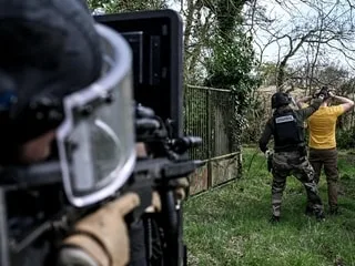 Une famille d’agriculteurs surprend des cambrioleurs : coups de feu, fuite et interpellations en Normandie